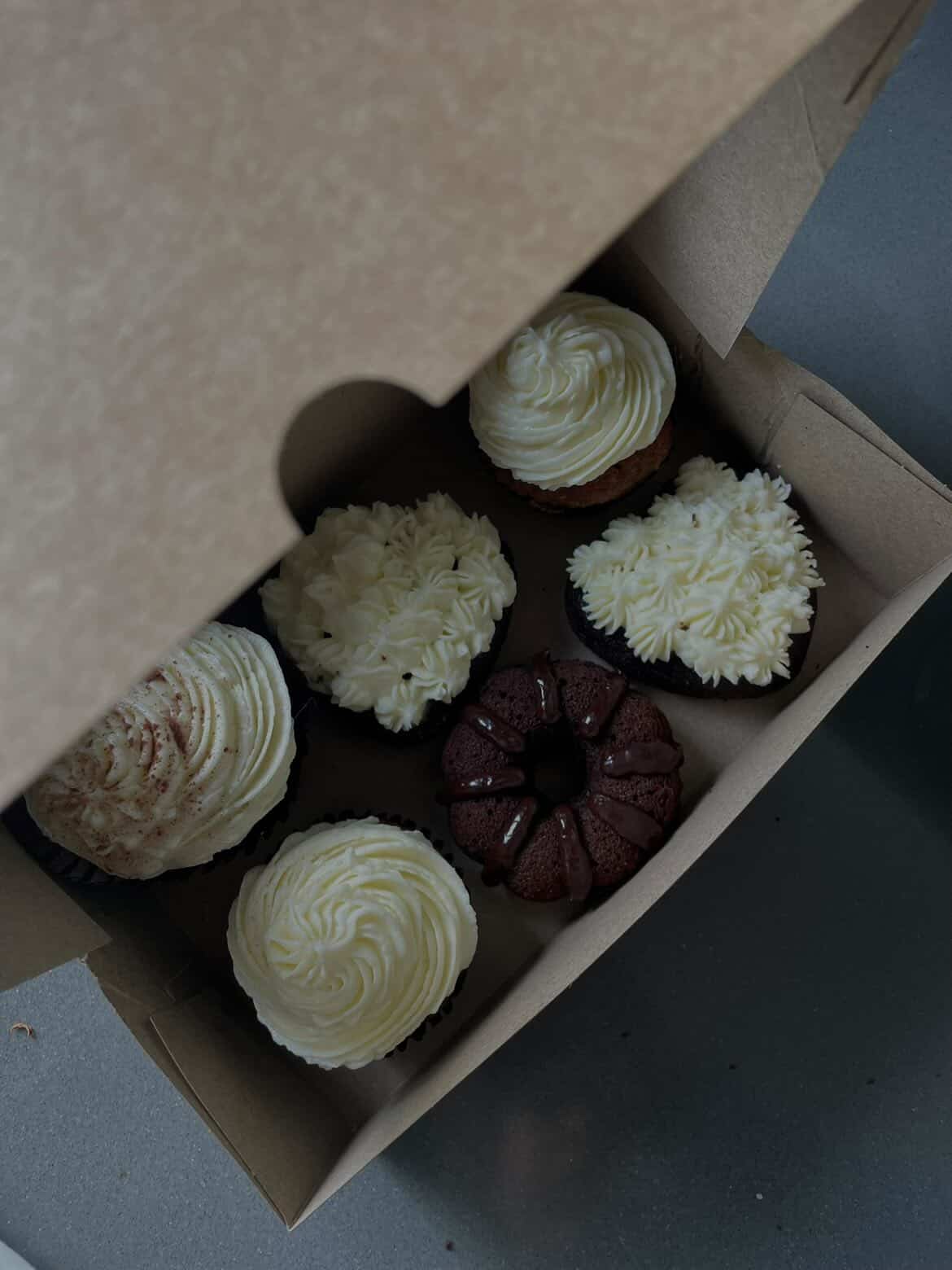 Cajita variada de bundts y cupcakes artesanales surtidos — repostería a pedido passedby.coda