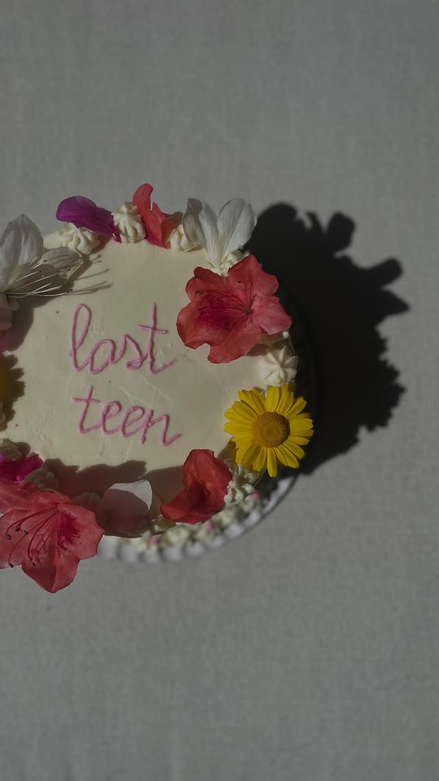 Tarta artesanal personalizada con flores naturales y mensaje — repostería a pedido passedby.coda