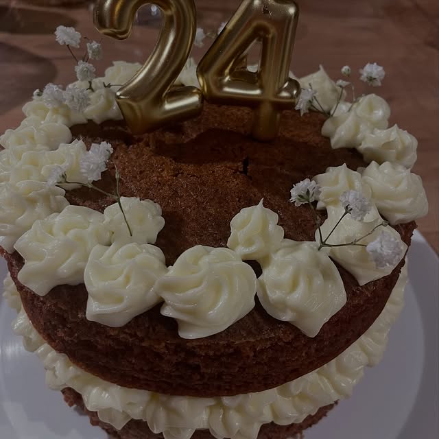 Naked cake artesanal de cumpleaños con rosas de nata — tarta personalizada a pedido