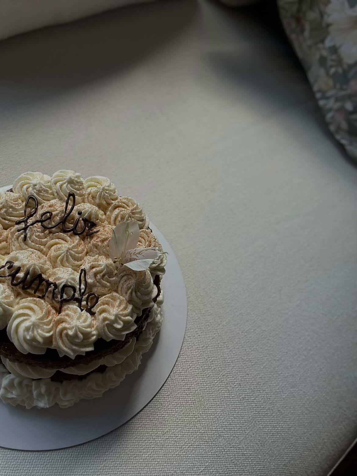 Tarta artesanal carrot cake con crema de queso y mensaje de cumpleaños — passedby.coda