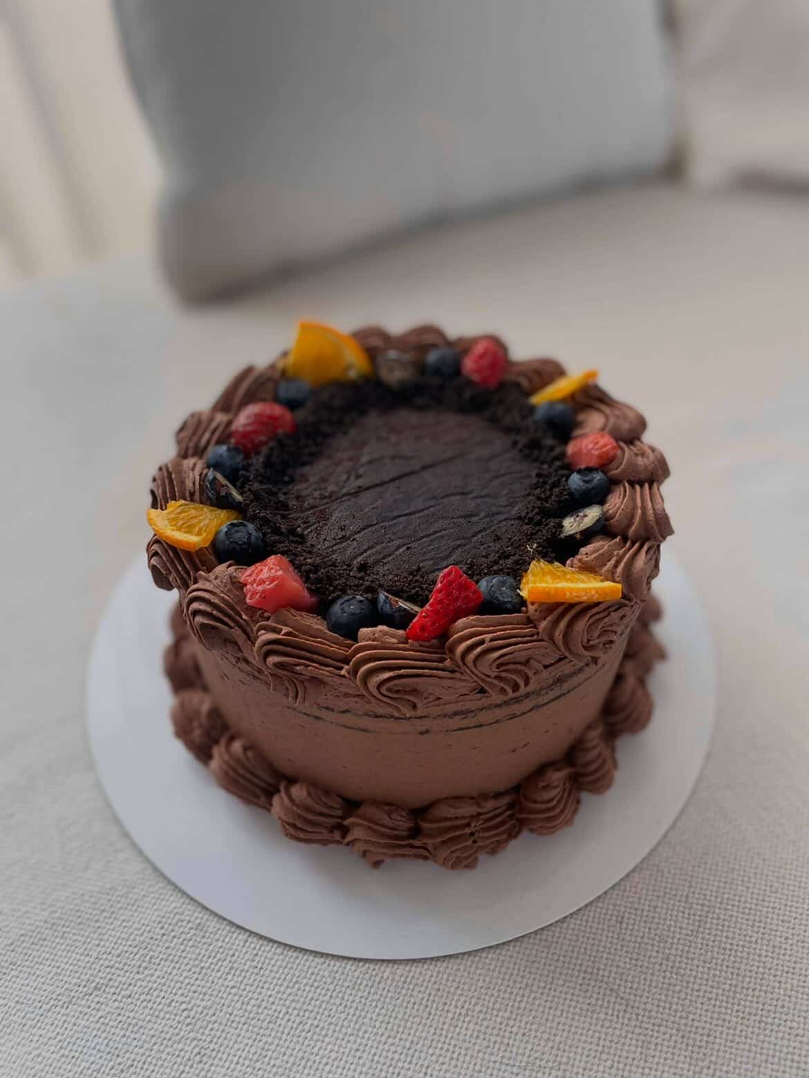 Tarta artesanal de chocolate con crema de chocolate, frutos rojos y naranja — repostería a pedido passedby.coda