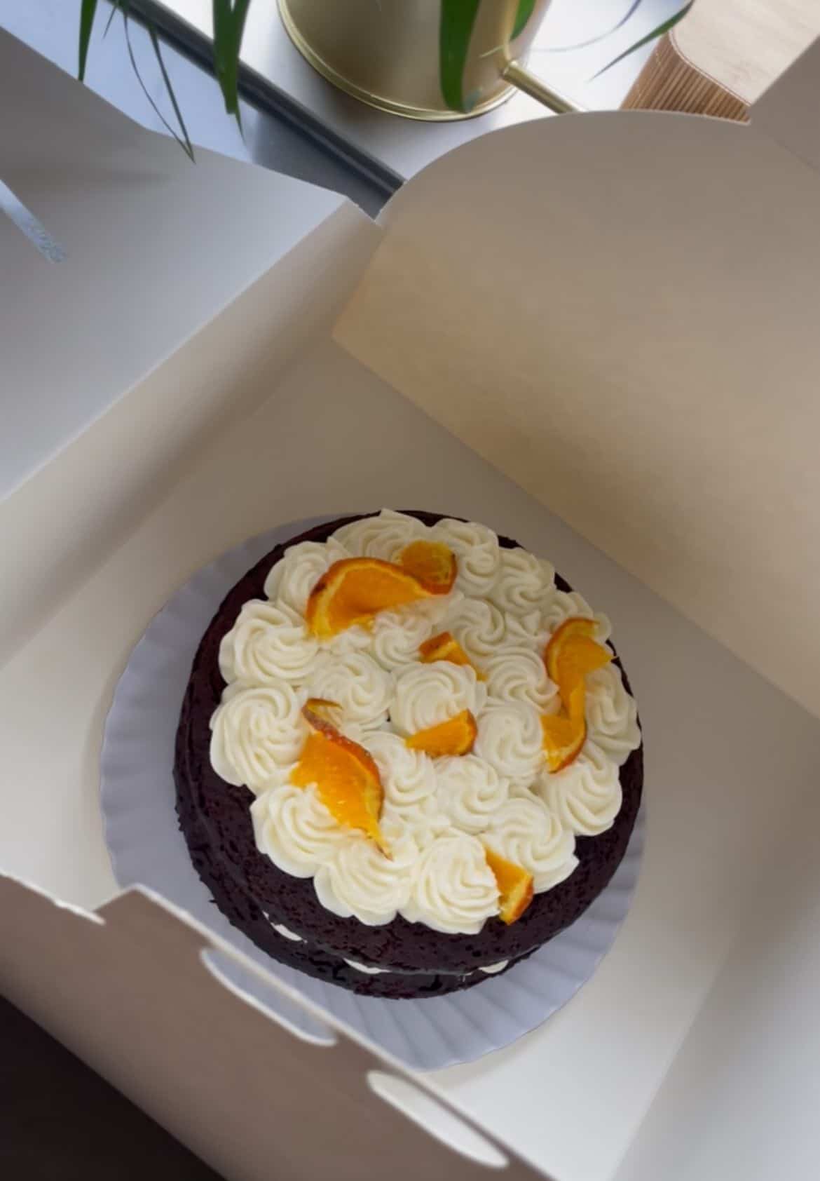Tarta artesanal de chocolate y naranja con crema de queso — repostería artesanal a pedido passedby.coda