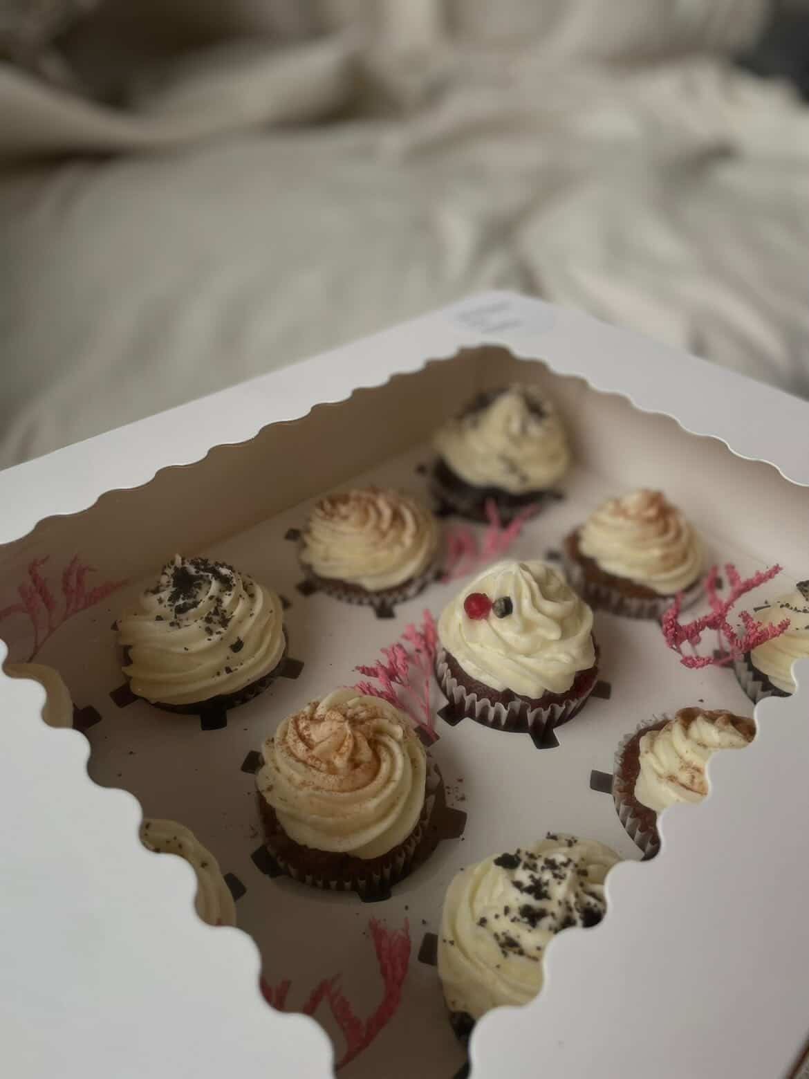 Caja de 12 cupcakes artesanales red velvet y carrot cake — repostería a pedido passedby.coda
