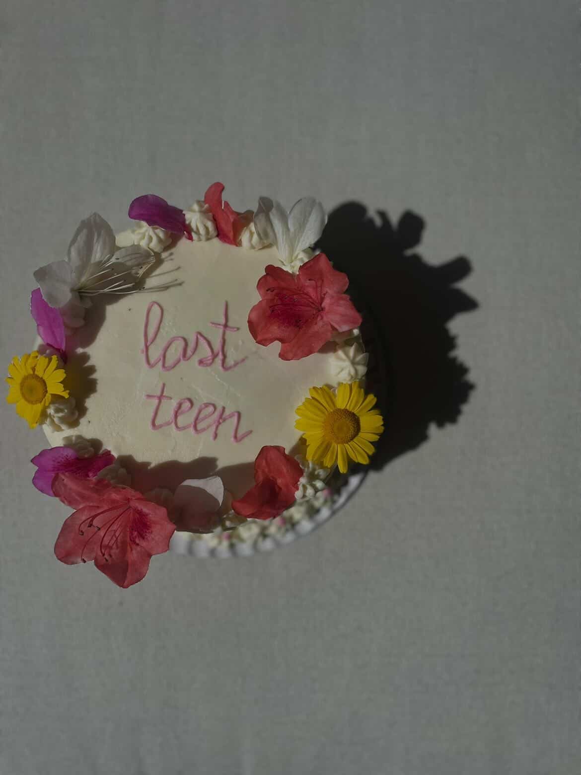 Tarta red velvet artesanal con flores naturales y mensaje personalizado — repostería a pedido passedby.coda